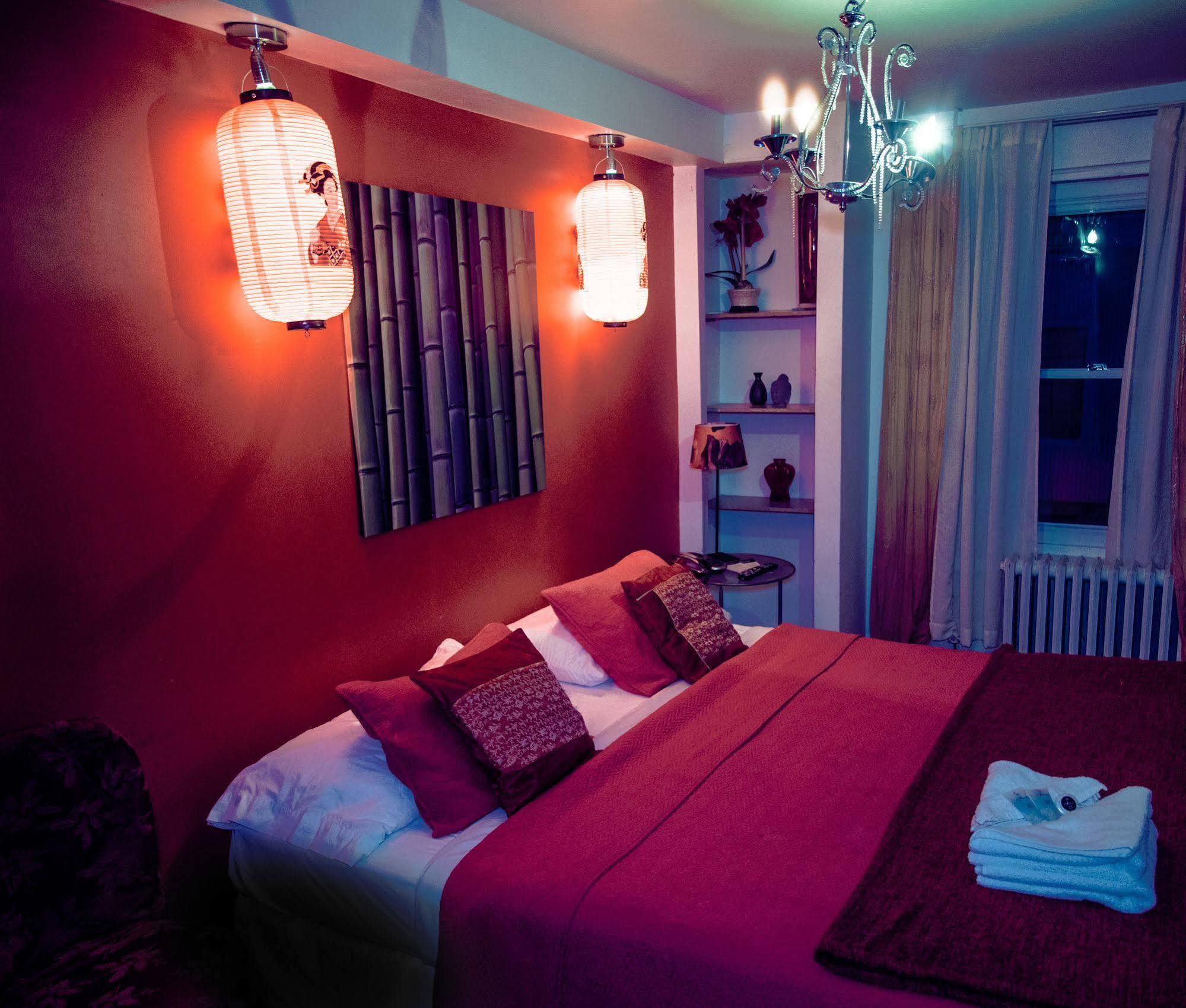 Celebrities Hotel Montreal Exterior foto
