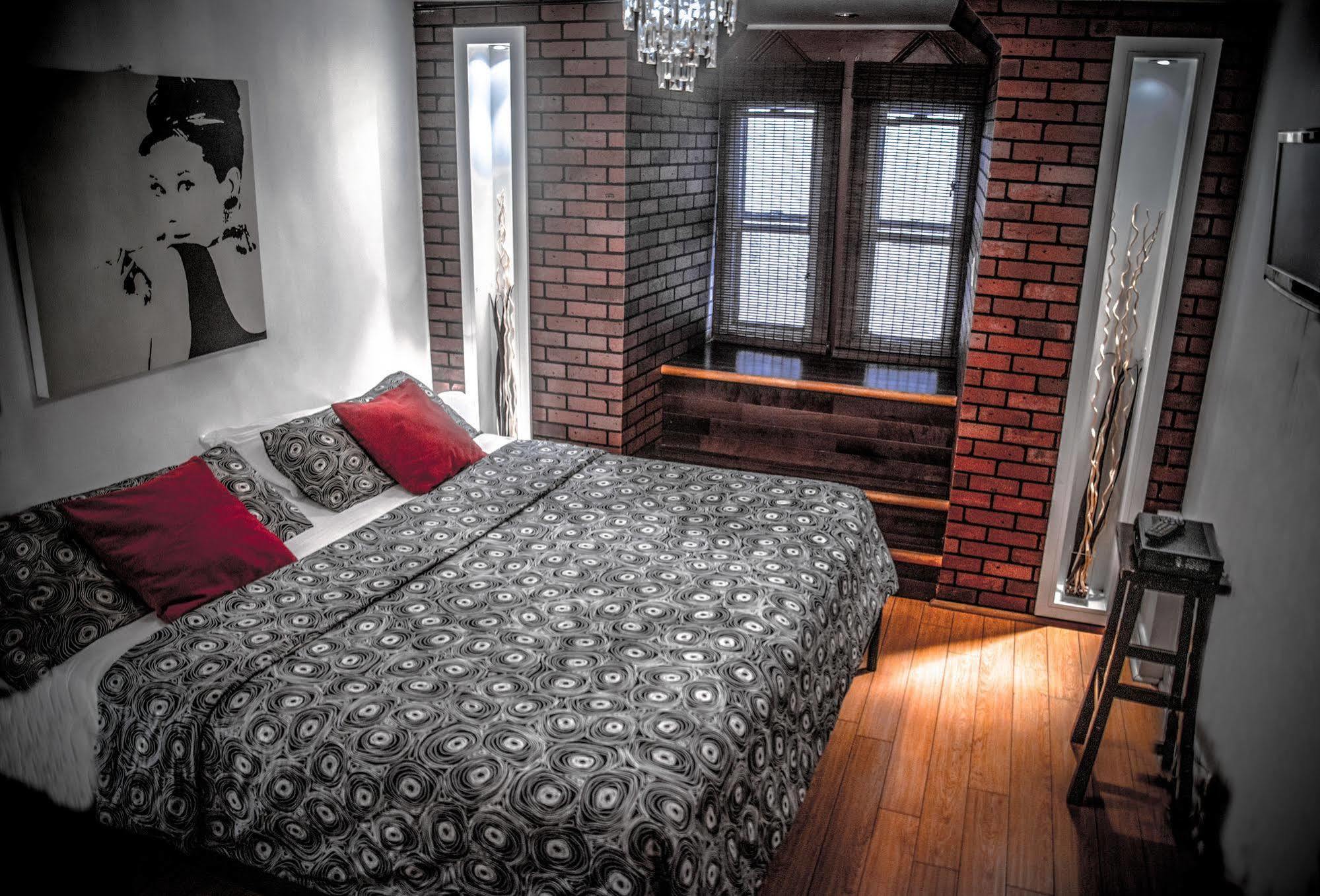 Celebrities Hotel Montreal Exterior foto